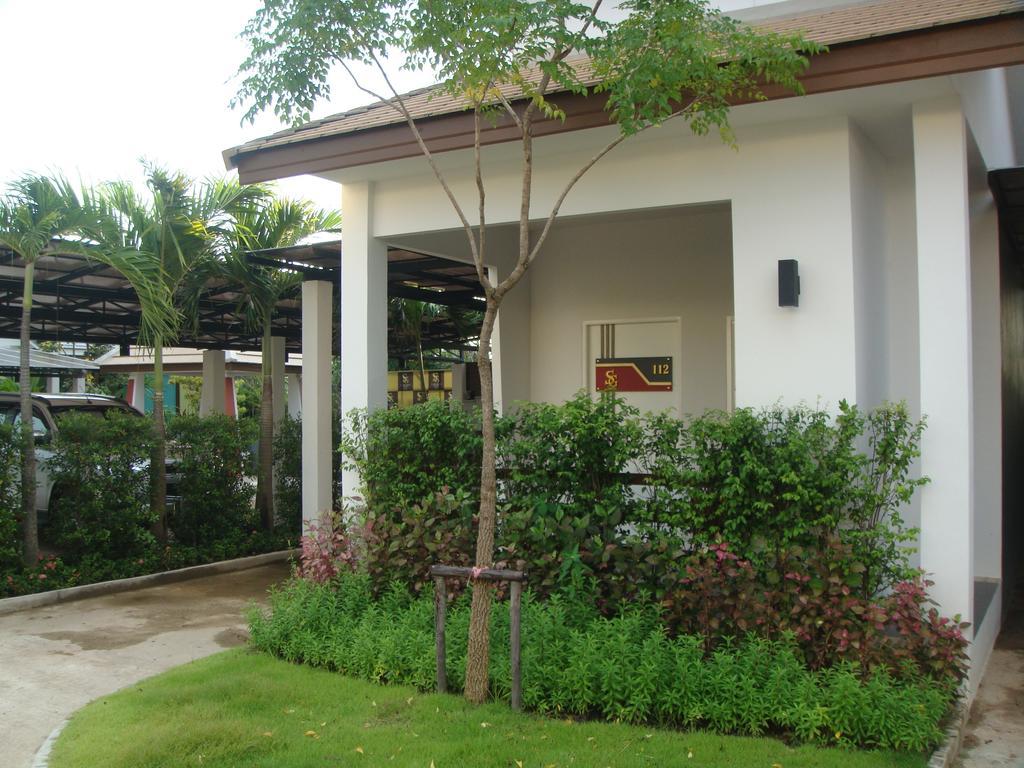Saabpaiboon Grand Resort Ban Talat Zimmer foto